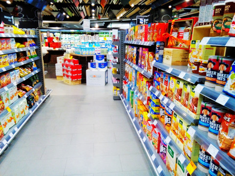 日用百貨的多元購(gòu)物場(chǎng)景 賣(mài)場(chǎng)、進(jìn)口商店與日常消費(fèi)