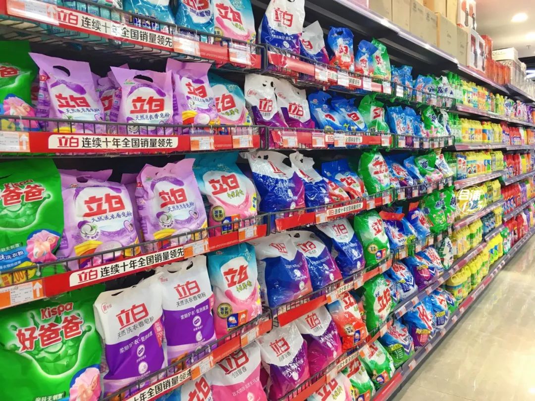 合浦商業(yè)新地標(biāo)！XX大型超市盛大開(kāi)業(yè)，日用百貨區(qū)人潮涌動(dòng)，福利引爆全城